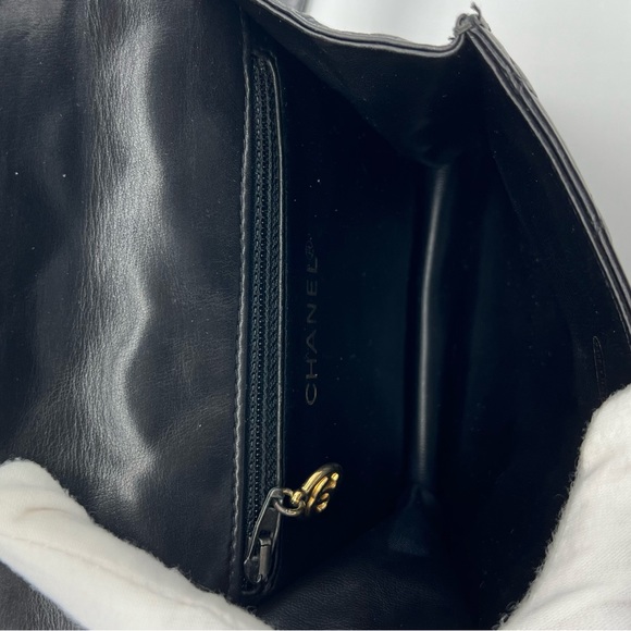 ❌SOLD❌Authentic Chanel vintage lambskin Belt bag - Picture 15 of 16